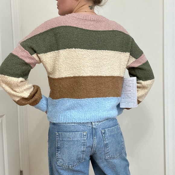 Buckle Color Block Crew Neck Pullover Sweater - Picture 5 of 7